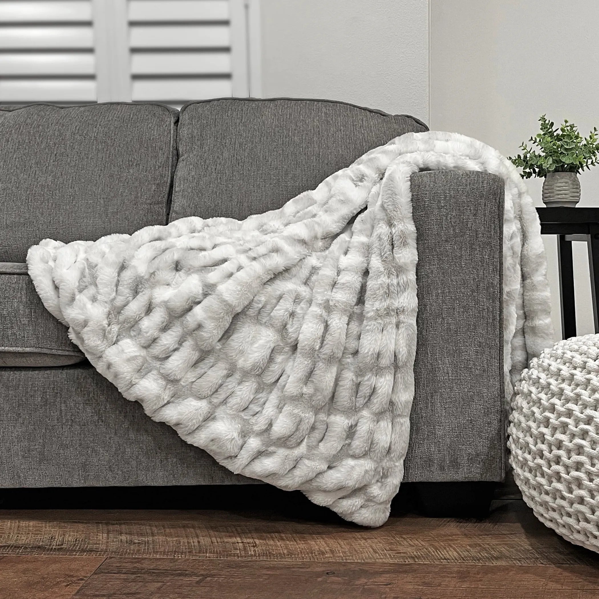MALLOW FAUX FUR THROW